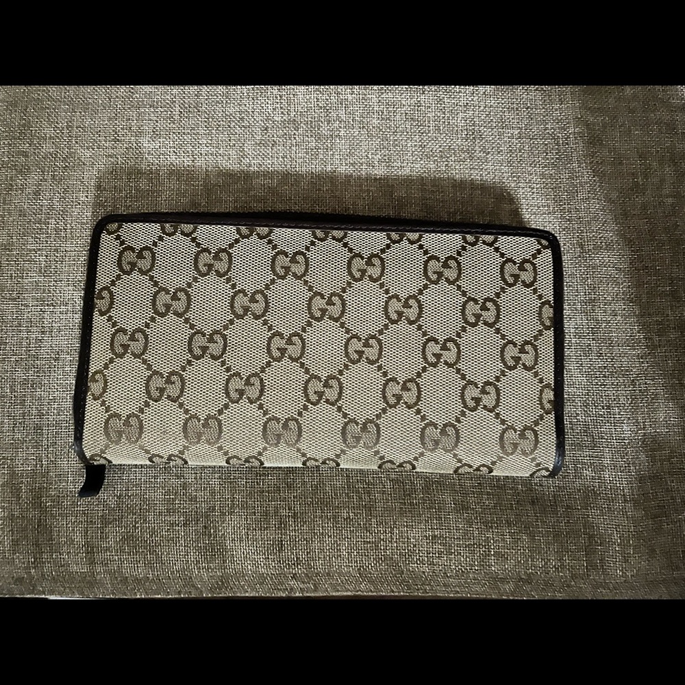 (Authentic) Gucci Monogram Wallet - Picture 4 of 6